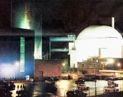 De kerncentrale uitbundig in het licht tijdens een actie