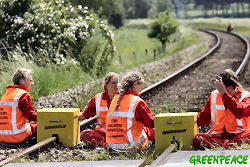 Greenpeace actievoerders blokkeerden vorig jaar het kerntransport van Borssele naar La Hague
