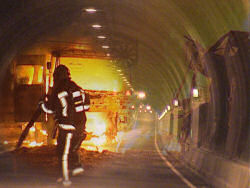 De brandweer oefent regelmatig in de tunnel